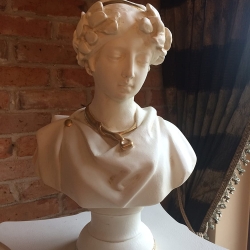 Büste eines Mädchens mit Lorbeer. 36 cm.