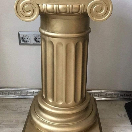 Eine auffällige, goldene griechische Säule. 61 cm.