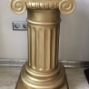 Eine auffällige, goldene griechische Säule. 61 cm.