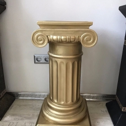 Eine auffällige, goldene griechische Säule. 61 cm.
