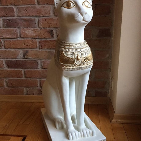 Figur einer ägyptischen Katze, Skarabäus und Hieroglyphen. 74 cm.