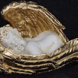 Schöne Figur, schlafender Engel mit goldenen Flügeln. 22 cm.