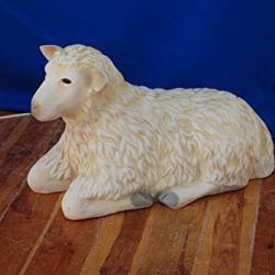 Figur einer liegenden Schafes. 40 cm.