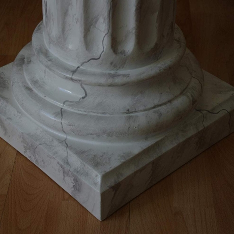 Eine schöne, hohe griechische Säule. 100 cm.