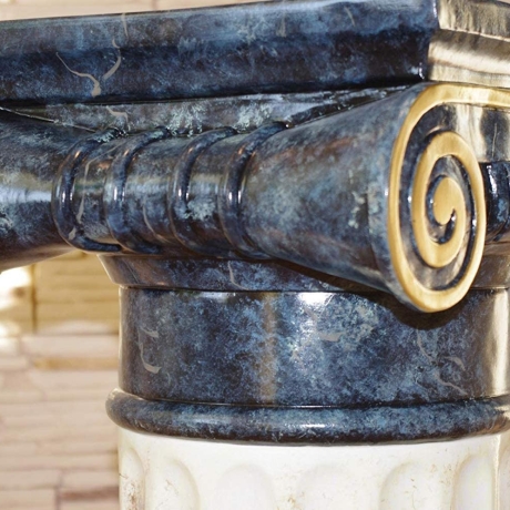 Eine schöne, hohe griechische Säule. 100 cm.