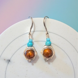 silberfarbene Ohrringe mit Perle