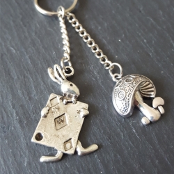 Alice' weißes Kanninchen mit Pilz