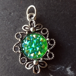 Blumiger Anhänger mit grünem Eiskristall-Cabochon