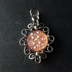 Blumiger Anhänger mit light-pink Eiskristall-Cabochon