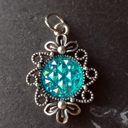 Blumiger Anhänger mit türkisem Eiskristall-Cabochon