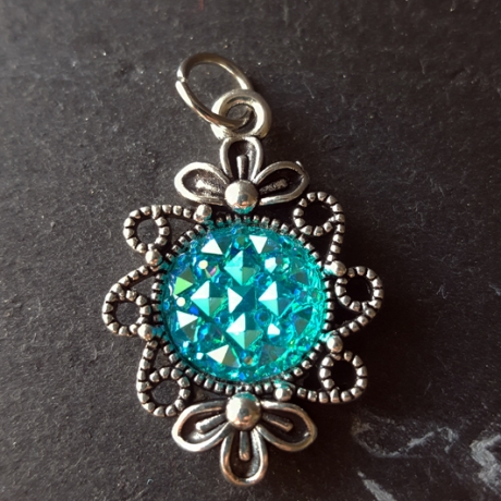Blumiger Anhänger mit türkisem Eiskristall-Cabochon