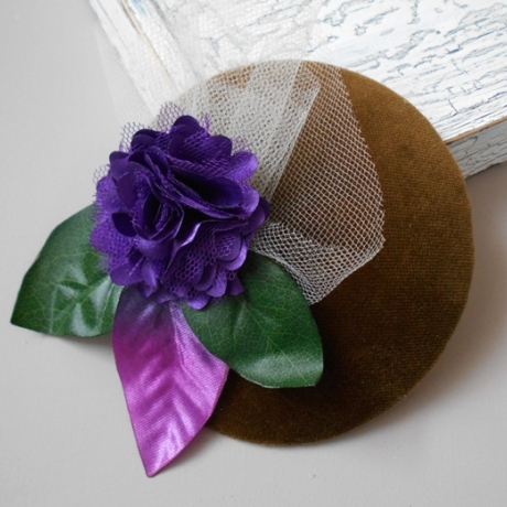 Fascinator Samt mit lila Blume
