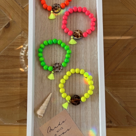 Armband Holzperlen Neon mit Naturmuschel Perle und Tassel