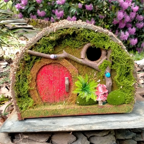 Rotes Hobbit Vogelhaus mit Pilz & Farn - Feenhaus 29cm