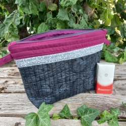 Gesteppte Kulturtasche Anthrazit-Beere | 3 Innentaschen | Unikat