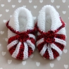 Gestrickte Babyschuhe weiß und rot