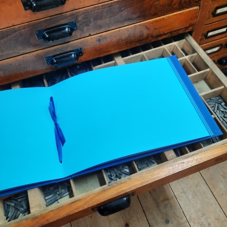 Fotoalbum mit Satinband, Prägung, handgemacht, Kartonblätter bunt