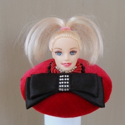 Verführerischer Fascinator mit Kopf