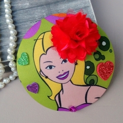Fascinator mit Cartoon-Motiv