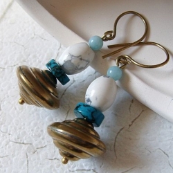 Messing-Ohrhänger Goldscheiben mit Howlit