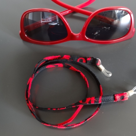 rot-schwarz gemustertes Brillenband mit mehr schwarz Anteil