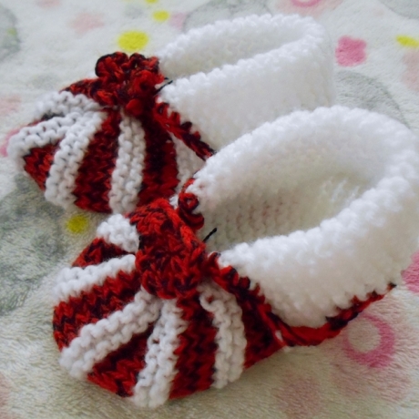 Gestrickte Babyschuhe weiß und rot
