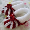 Gestrickte Babyschuhe weiß und rot