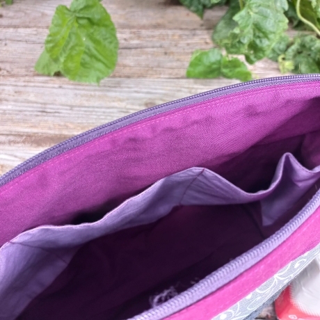 Gesteppte Kulturtasche Anthrazit-Beere | 3 Innentaschen | Unikat
