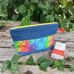 Gestepptes Kosmetiktäschchen Jeansblau Regenbogen | handgemacht