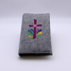 Gotteslobhülle, Filz, weinrotes Kreuz, bunte Tropfen, gestickt