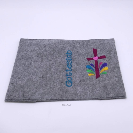 Gotteslobhülle, Filz, weinrotes Kreuz, bunte Tropfen, gestickt