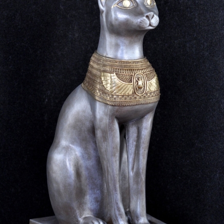 Figur einer ägyptischen Katze, Skarabäus und Hieroglyphen. 74 cm.
