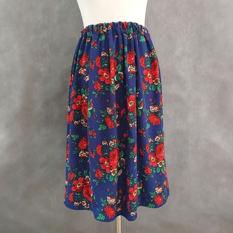 Stoff mit Blumenmuster auf blauem Hintergrund