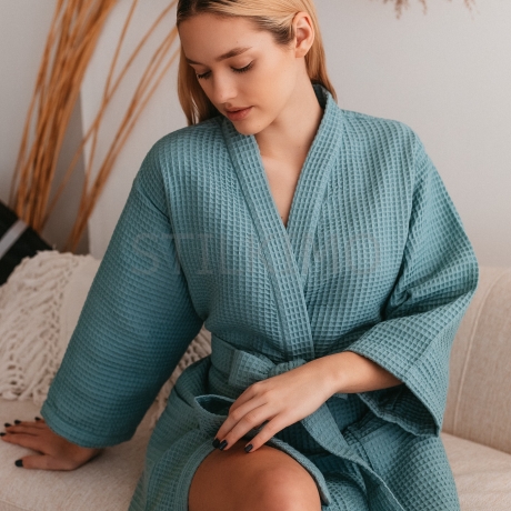 Eleganter Waffelbademantel für moderne Wellness und Sauna Besuche