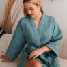 Eleganter Waffelbademantel für moderne Wellness und Sauna Besuche