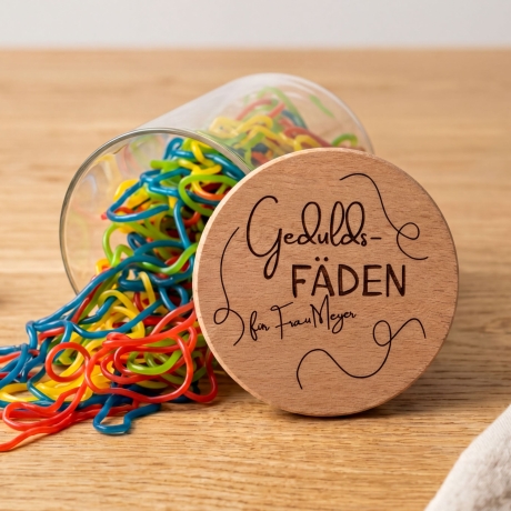 Geduldsfäden - Glas mit Deckel aus Buchenholz personalisierbar