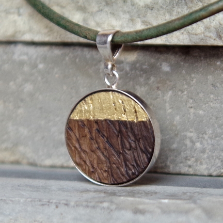Kettenanhänger Holz – Fachwerk-Eiche mit Blattgold & Silber