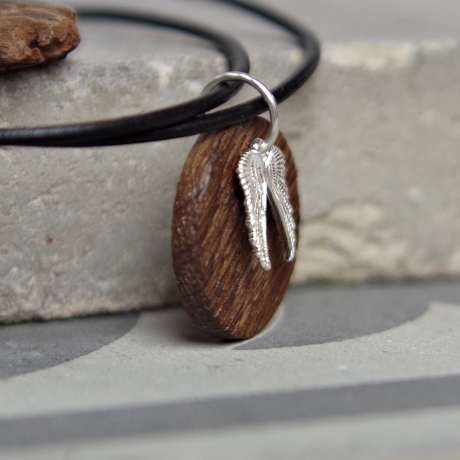 Kettenanhänger Holz – Fachwerk-Eiche mit Silber-Engelsflügel
