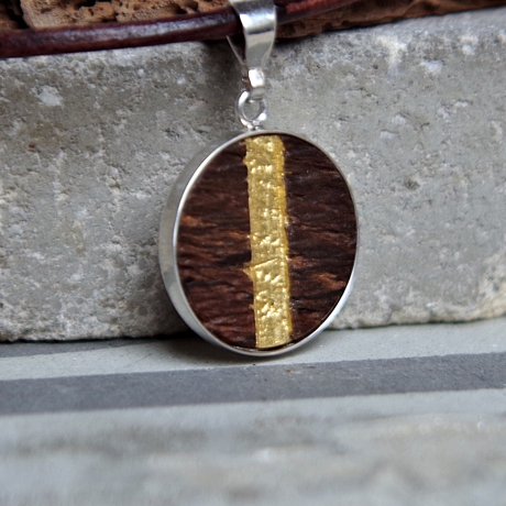 Kettenanhänger Holz – alte Eiche mit Blattgold & Silber
