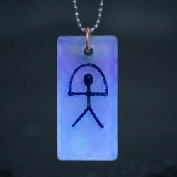 Zuversicht, die im Dunkeln leuchtet – Indalo-Amulett, handmade