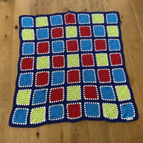 Gehäkelte Granny Square Kniedecke- Kinderdecke