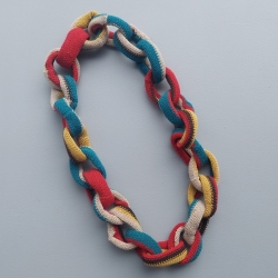 Künstlerische Halskette aus gestricktem Stoff 