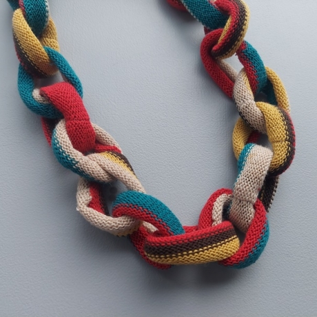 Künstlerische Halskette aus gestricktem Stoff 