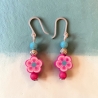 Farbenfrohe Ohrringe mit Blumenperlen