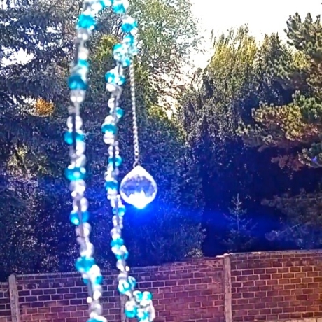 Sonnenfänger Mond Hellblau Perlen Wandschmuck Wohndeko Suncatcher
