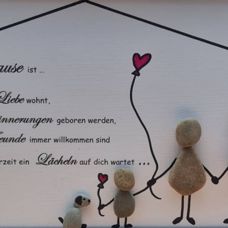 Familienbild aus Steinen mit Kindern & Haustieren – handgemacht