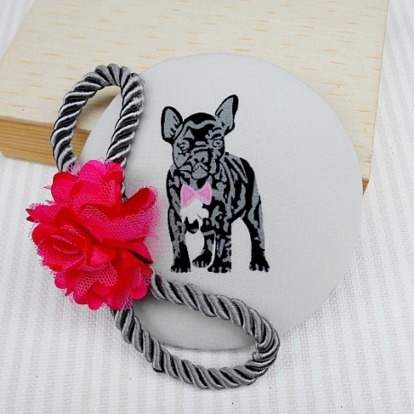 Verspielter Fascinator mit Hundemotiv Mops
