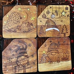4er-Set handgebrannte Holzuntersetzer „Winterwichtel“ 4er-Set handgebrannte Holzuntersetzer „Winterwichtel“