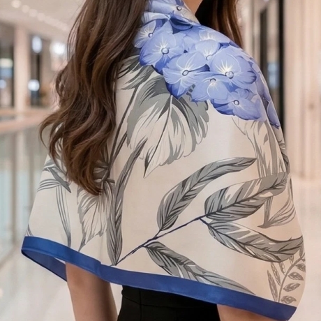 Damen Designertuch Seide, blau-weiß Blumen, 90x90, neu