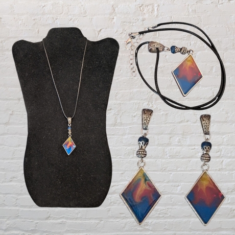 Kette mit Resin-Anhänger